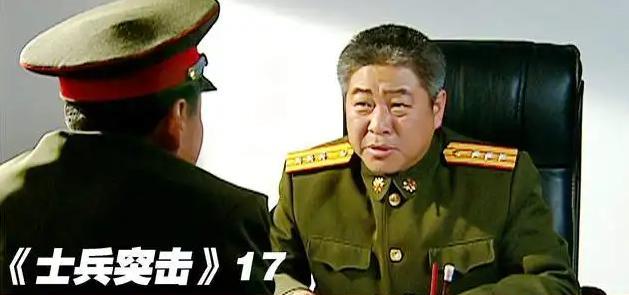 许三多|《士兵突击》袁朗“挖走”许三多，王团长为何只能乖乖同意？