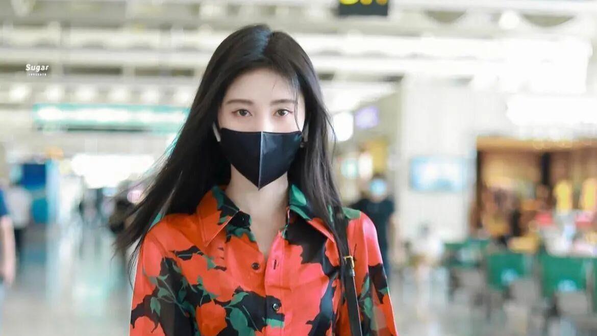 鞠婧祎|鞠婧祎红了后更任性了，穿“奶奶衫”配二分裤，显得腿又长又细