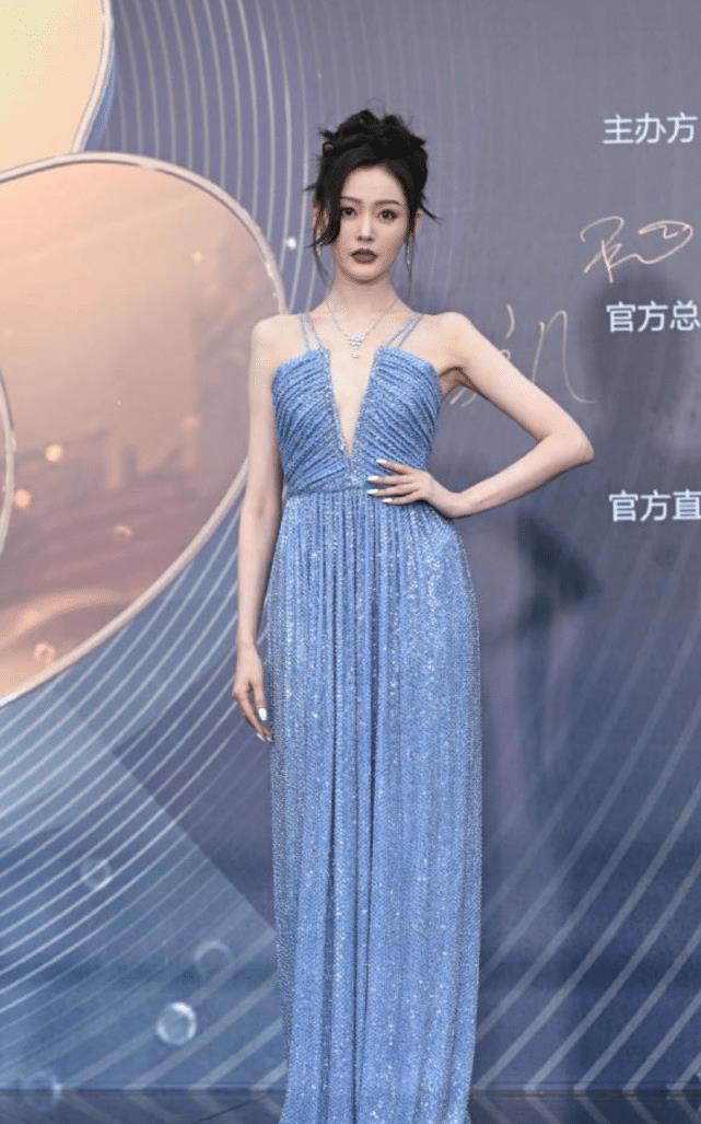 张天爱|张天爱的胸骨上了热搜，还被调侃成了洋娃娃？回应：努力达到90斤以上