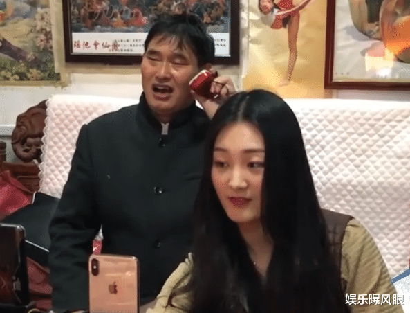 侯佩岑|陈亚男低调当志愿者?与救援队合影笑容满面,网友:连口罩都不带