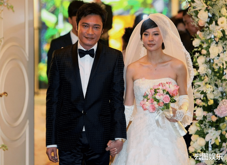 罗嘉良|罗嘉良一家定居北京,妻子骑电动车背竹萝上街买菜,脚上纹身抢镜