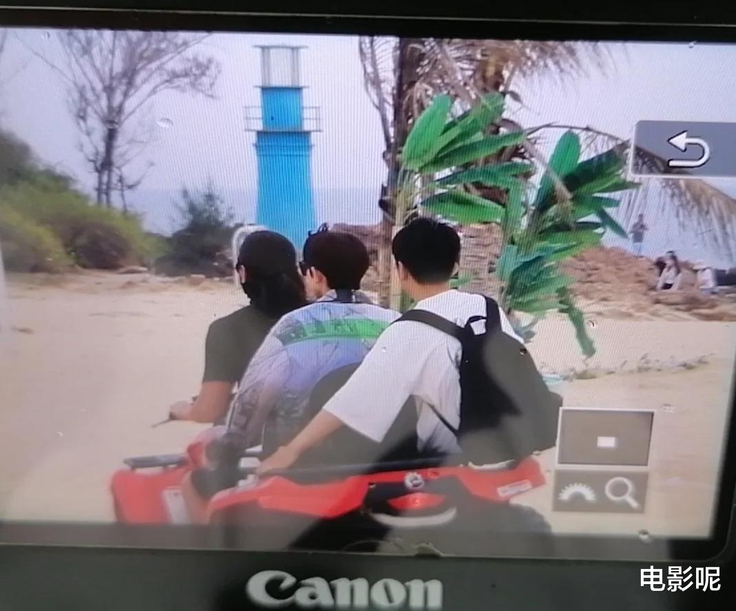 王源|王源身着“我刚吗”卫衣前往海口，被人偶遇在海边坐沙滩车工作