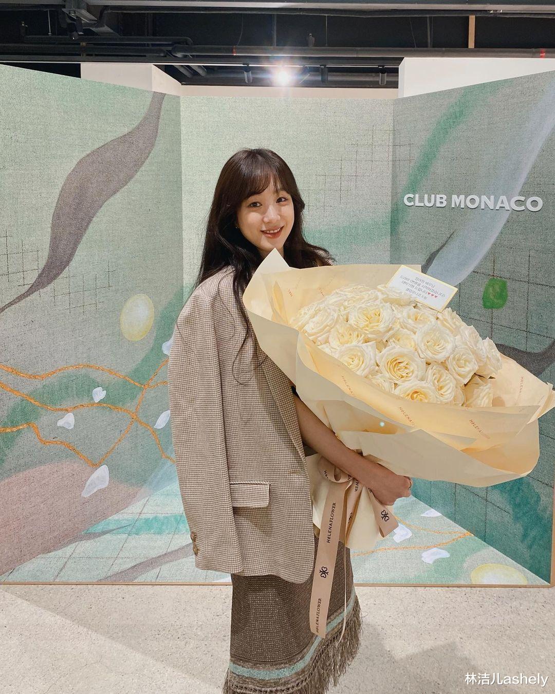 短发|郑丽媛是长脸女星代表？她的妆容好有心机，简单6步就能缩短中庭