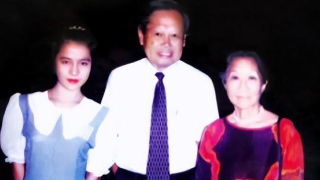 杨振宁|100岁杨振宁与73岁岳母公开合影，对其称呼引争议，网友：叫不出口？