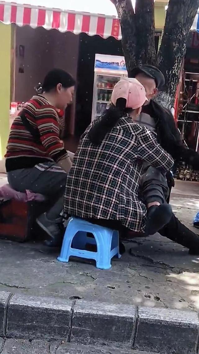 七旬大爷背靠大树,三位中年大妈给其揉腿,网友:我也想要这待遇