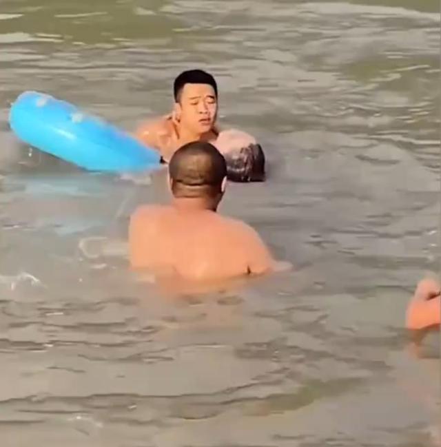 重庆一情侣意外溺水被救,第2天又去河里游泳,救人者看后心塞了
