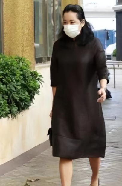 黄奕|郭晶晶妈妈和婆婆罕见合体,同穿黑色一个高贵一个质朴,气质差距太大