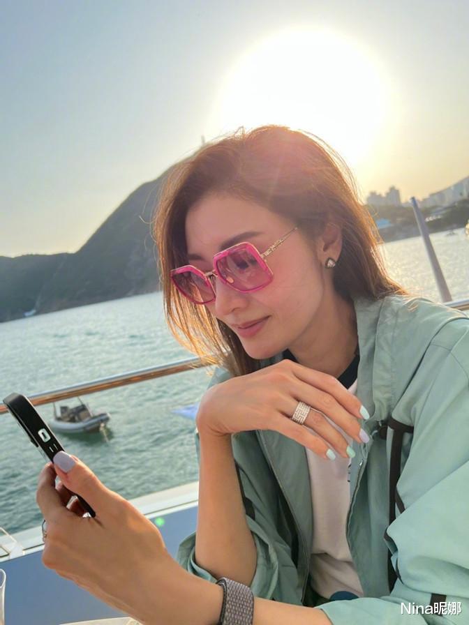 李嘉欣|李嘉欣被婆家养得真好!穿防风外套坐游艇,52岁戴粉墨镜嫩成30岁