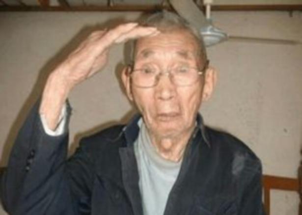 2014年,一位老人掉河里获救后,却在喊:全体上刺刀,冲啊!