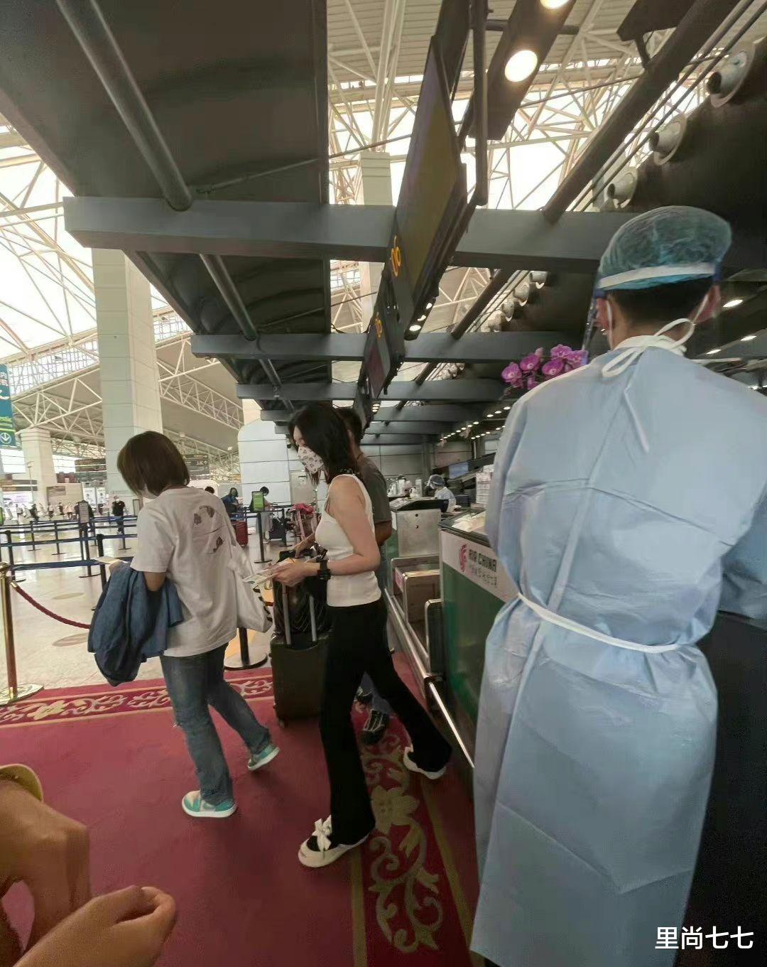 路人镜头下的李小冉，穿小背心紧身裤，身材火辣好得太不真实