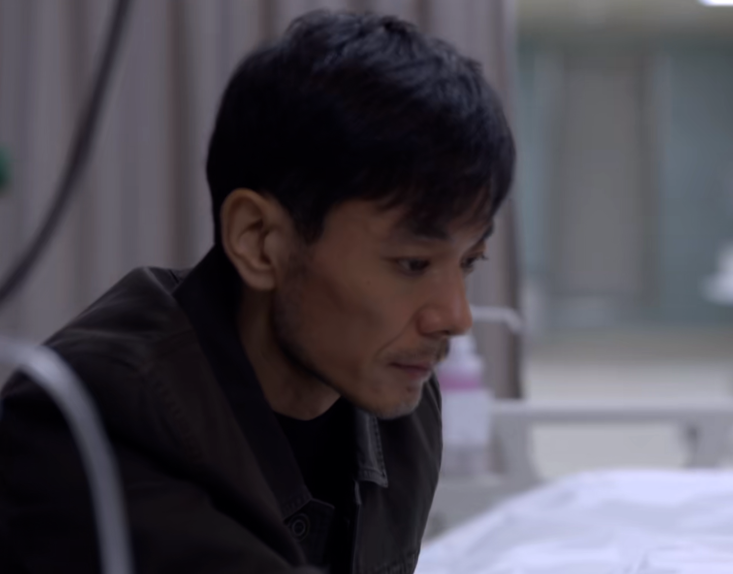 男子对着老年痴呆的父亲就是一个耳光。为何下得了手?