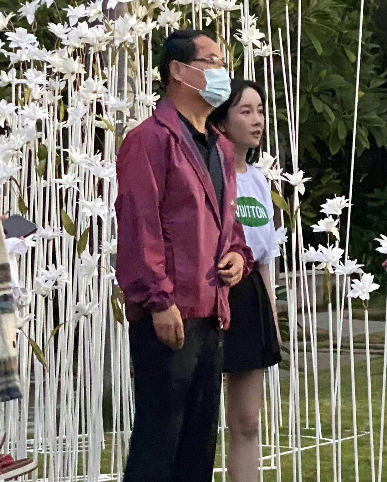 张檬|张檬金恩圣将举办婚礼,女方挽着父亲正在彩排,新郎的眼神好深情