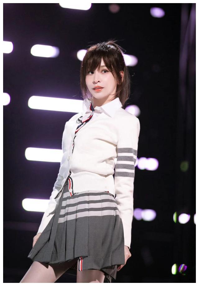 刘德华|刘德华刷屏热搜:诸神已退场,鬼怪在狂欢