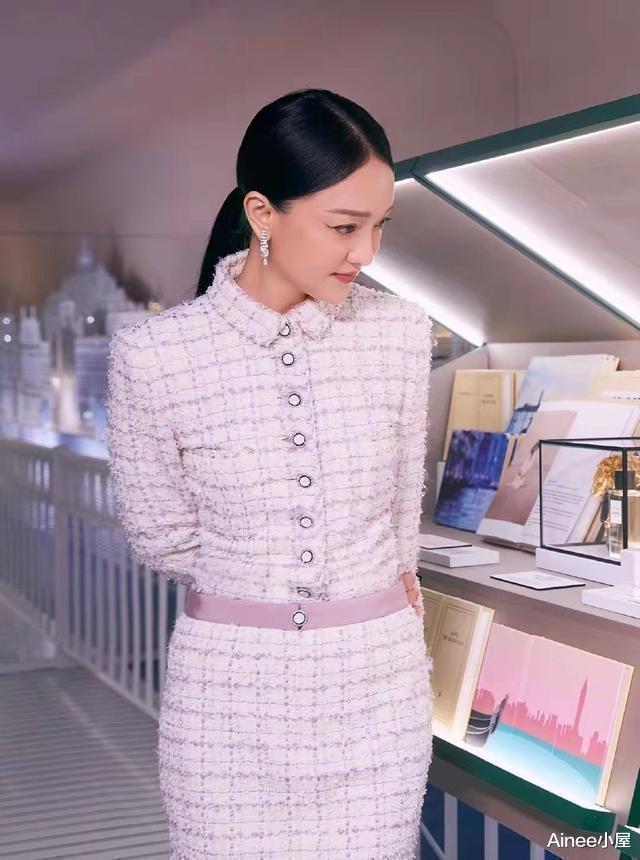 周迅|周迅的气质有一半是套装给的,小香风配低马尾,知性又优雅