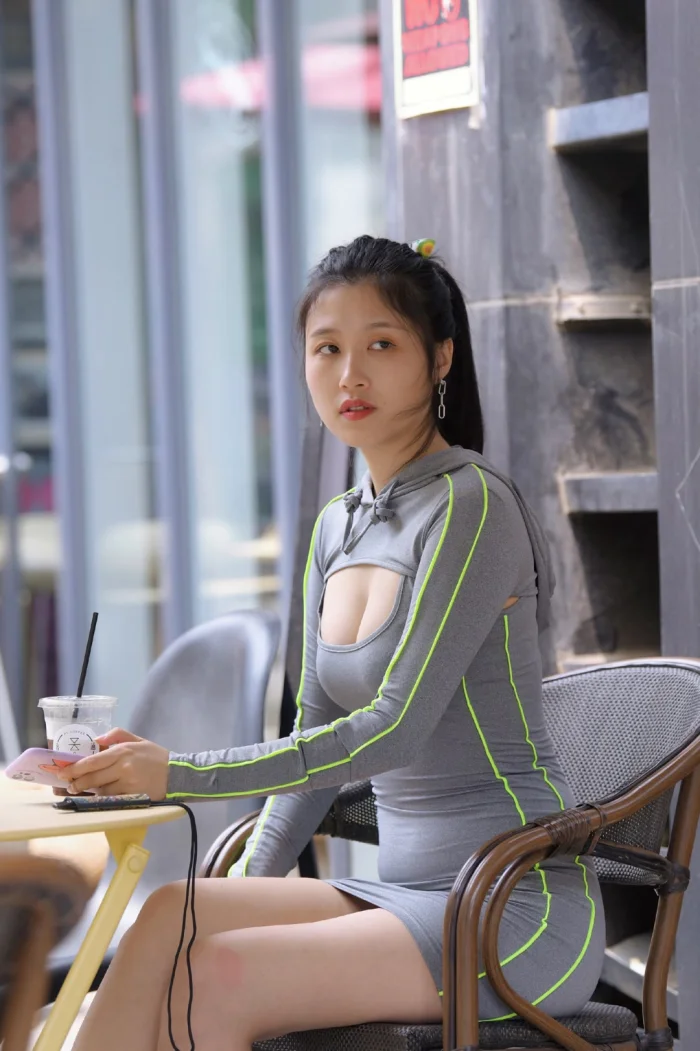 田间诗 扎马尾辫穿长袖包臀裙的女人，身姿丰腴，令人心驰神往！