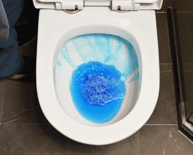 卫生间慎用“蓝泡泡”!有人一月多交10吨水费,有人差点换马桶