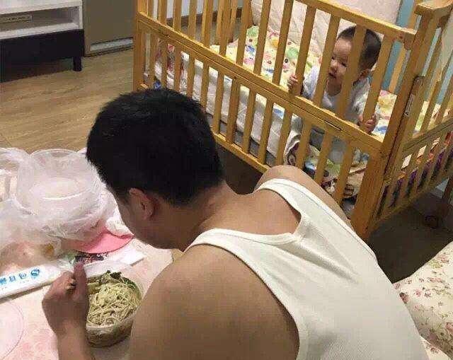 喂完孩子盘子都空了,90后宝妈怒掀桌子,却遭丈夫反手一巴掌