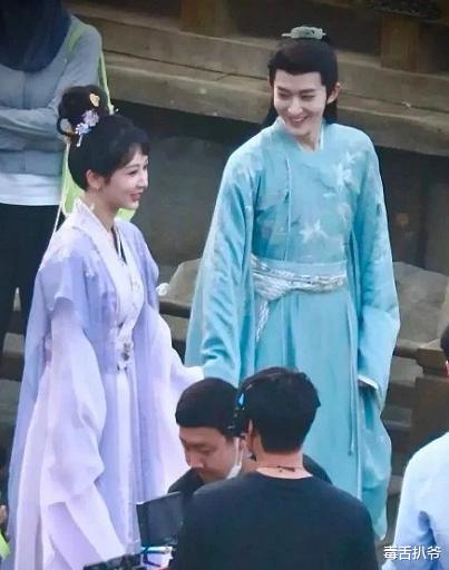 杨紫|《长相思》最新路透曝光！杨紫抚琴造型获赞，与邓为牵手画面好甜