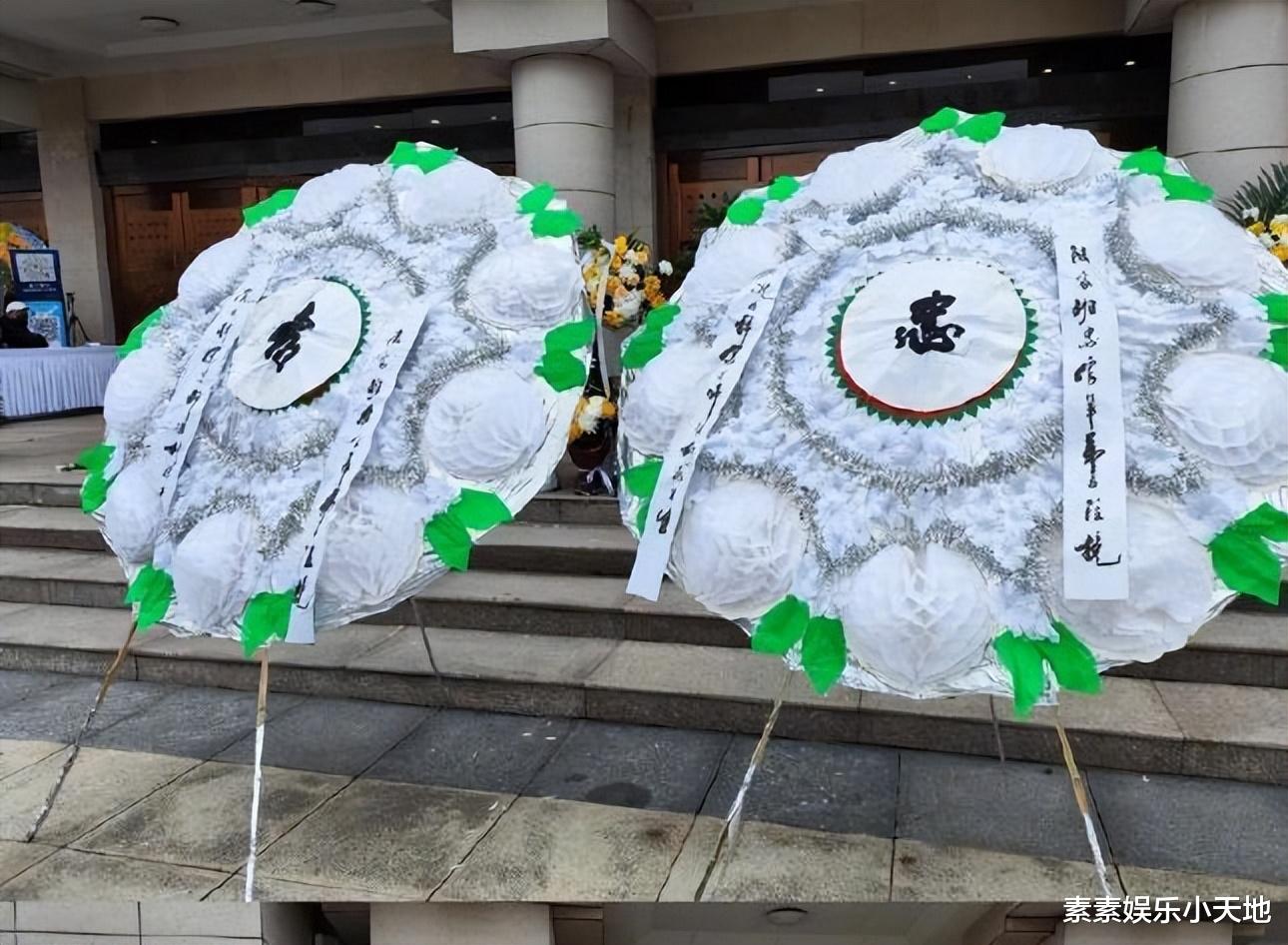 陆树铭告别仪式:悼念厅摆满花圈,孝子捧遗照做最后送别