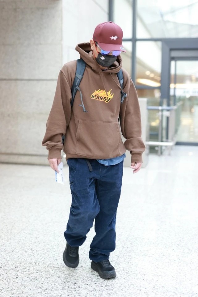 陈小春|55岁的陈小春真时髦，卫衣+宽裤变身潮男，这风格可以照着穿