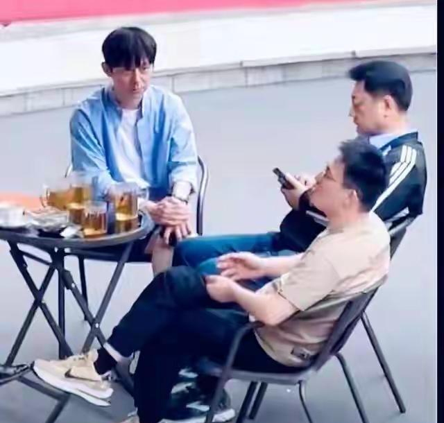 何炅|汪涵何炅陪台领导喝茶，现状不同的二人在领导面前的表现也不同