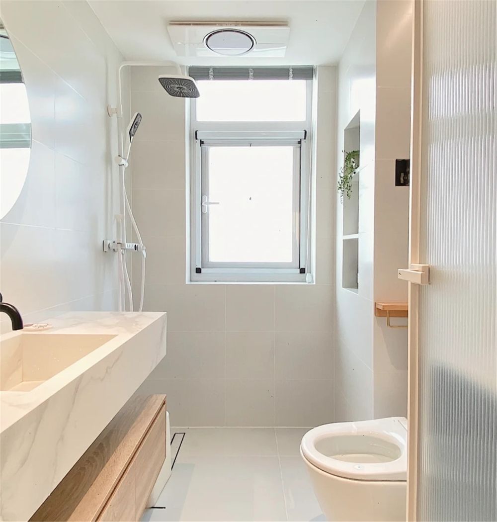 小姑娘把奶油白色的设计放进卫生间里,看起来很有质感,喜欢