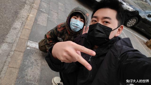 爱子公主|德云社大哥冯照洋晒合影照,杨鹤通在线评论,粉丝:又被“怼”了