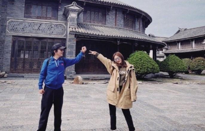 台湾|郑钧一家现身机场,39岁刘芸扎两个小辫似少女,儿子快到爸爸肩头