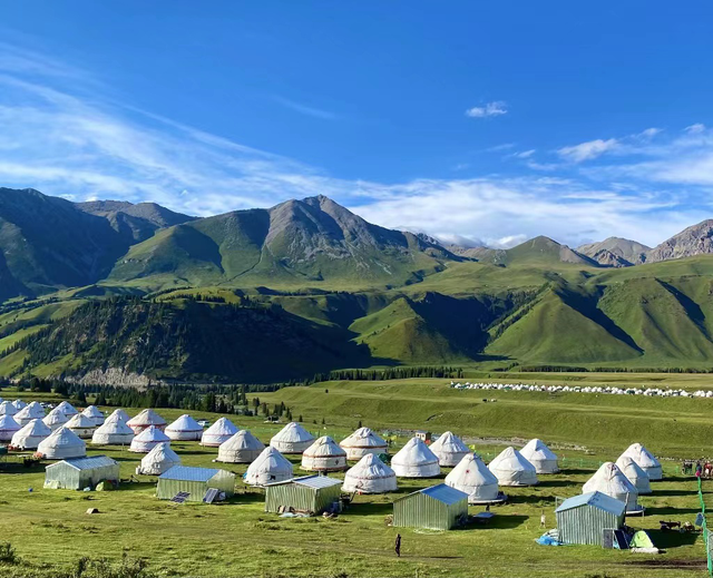 新疆维吾尔自治区|新疆旅游大火：游客自发捡拾景区垃圾，闲置私家车加入租赁行业