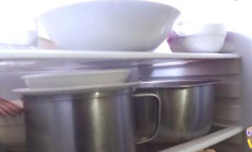 6人蜗居400万“棺材房”,儿媳与公公睡一屋,毫无隐私