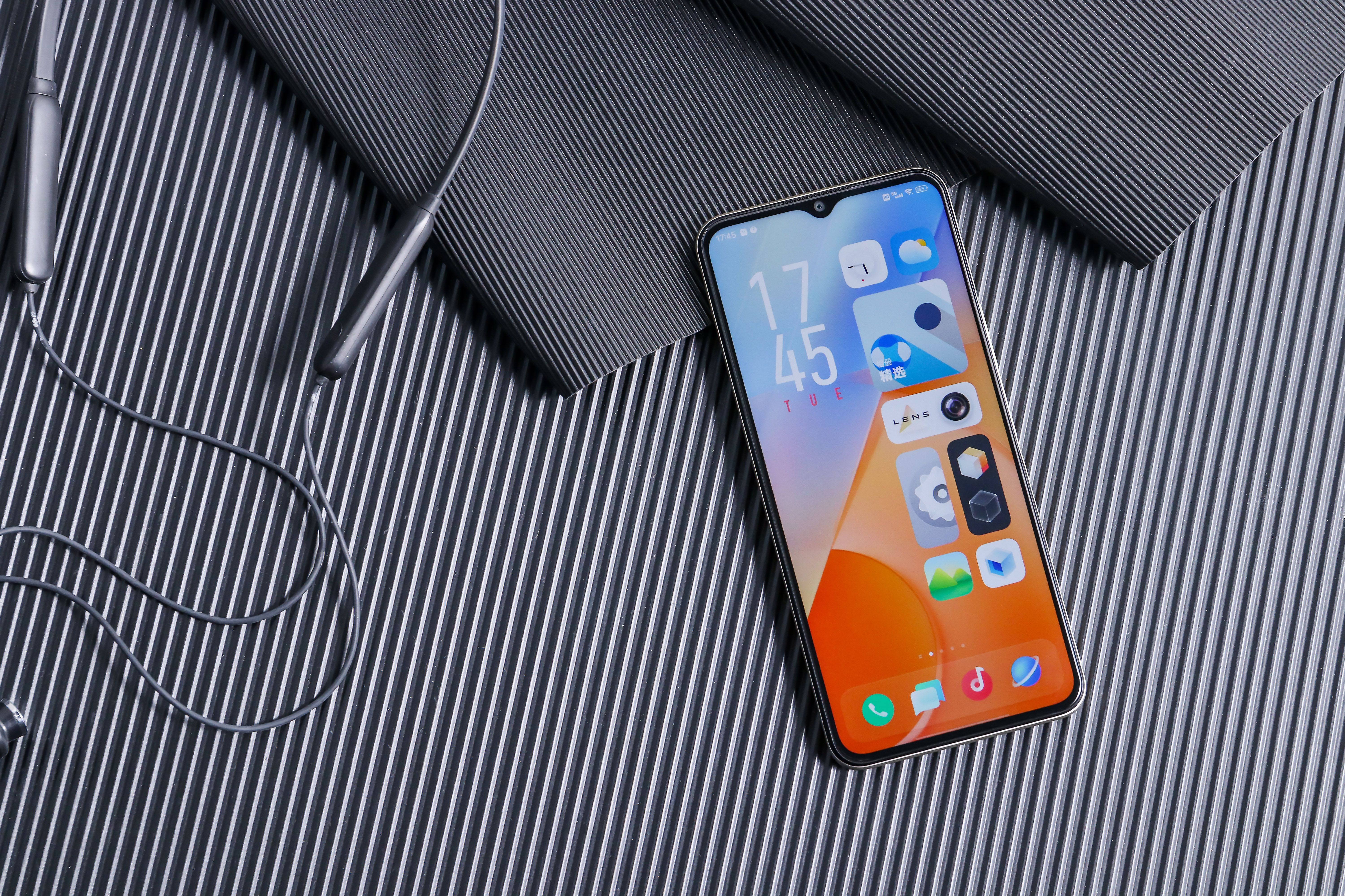 iqoo|千元机也能享受全面体验！内外兼修的iQOO Z5x谁能不爱？