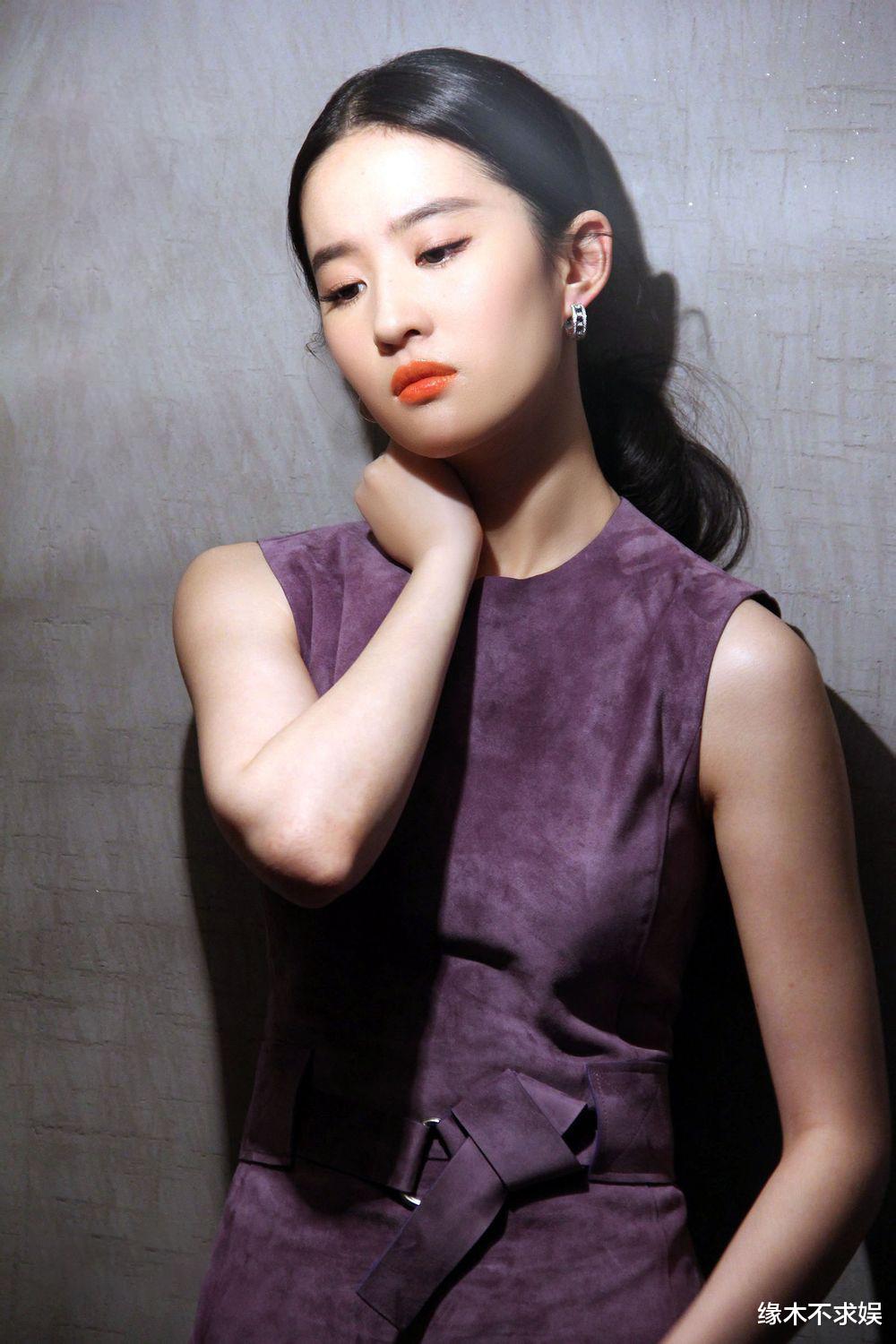 张靓颖|刘亦菲为张靓颖庆生放得开!亲亲嘟嘴玩不停,难得打扮的如此时髦