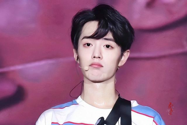 肖战|肖战登上《重庆工商大学》校史馆，6字介绍很简洁，肖战值得