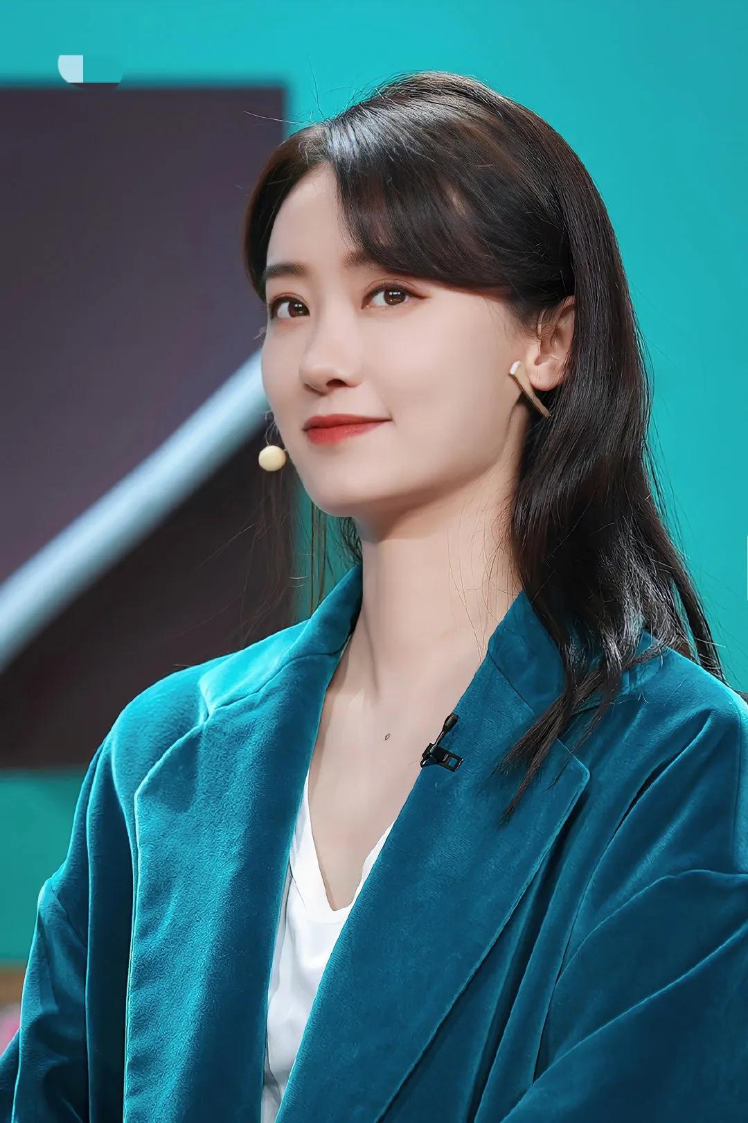 周扬青|春晚女神张小斐，孔雀蓝大衣下的美艳“孔雀精灵”