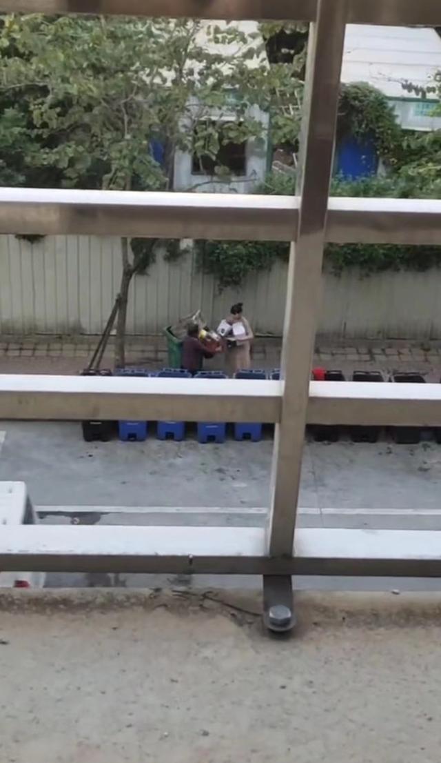 实在太浪费了,男子为其妻子准备礼物,一个转身却被当成垃圾扔掉