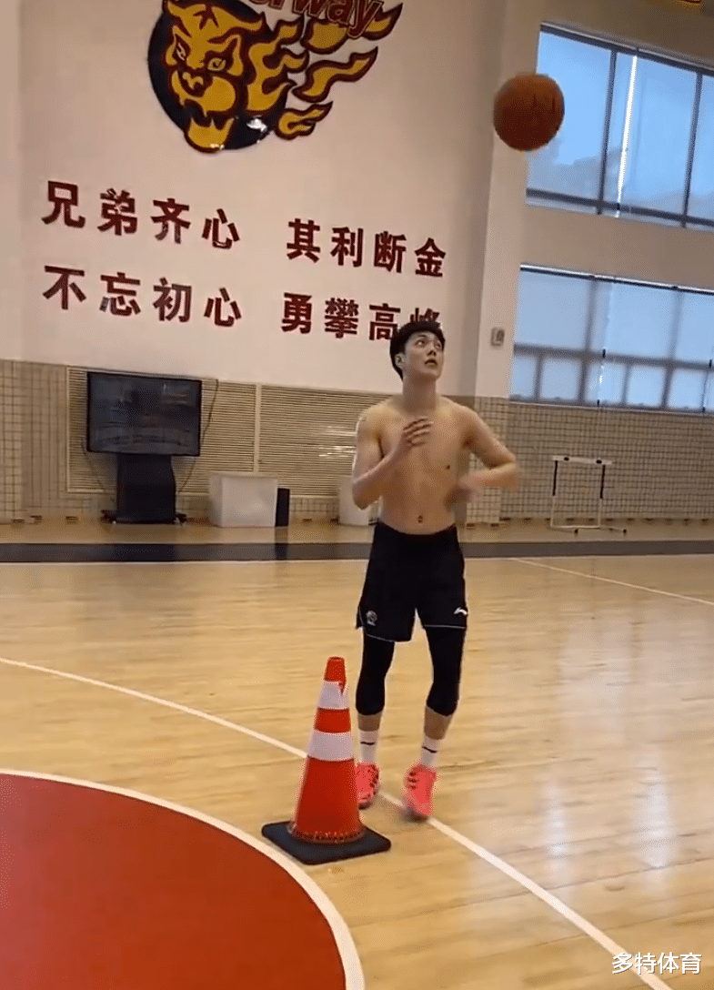 胡明轩|玩真的！胡明轩赤膊开展个人特训，被杜锋骂醒，昔日FMVP王者归来