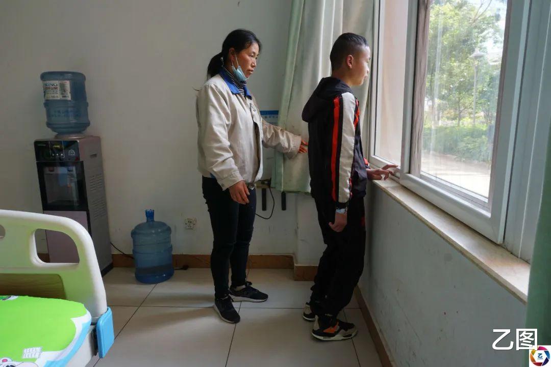 女子执意嫁给瘫痪男子,11年后儿子患病,有人说她傻,她不后悔
