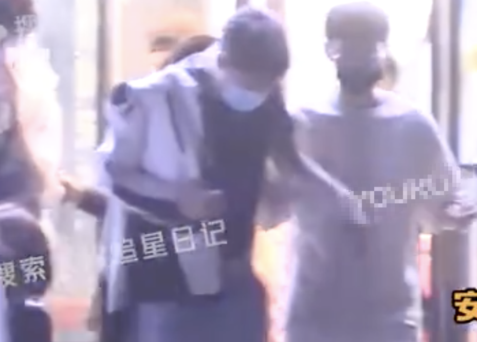 何炅|《你好星期六》私下聚餐被包围:何炅差点摔倒,刘耀文进不去车门