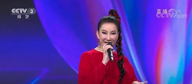 春晚|47岁李玟春晚节目被指面容僵硬!起床照反击网民,雀斑脸极大反差