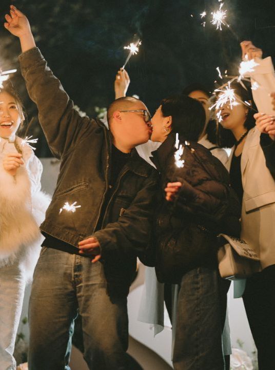 郝邵文|郝邵文与新婚妻子直播带货，女方造型独特，眉毛染成白色惹争议