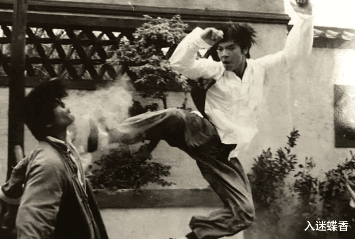 |向太戴鸽子蛋酒吧嗨玩!73岁向华强酒量不小,台上飙歌引全场尖叫 !