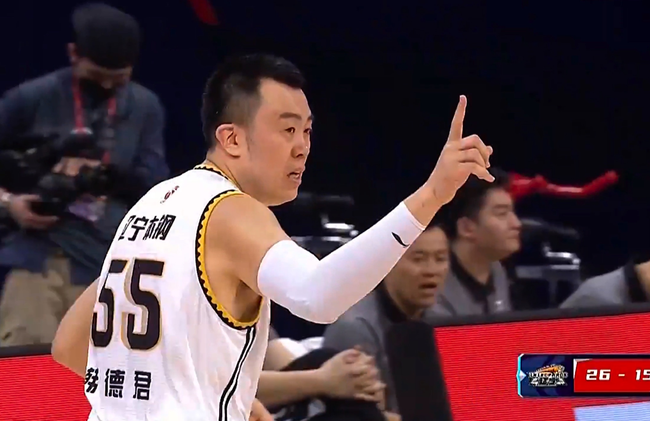 赵睿|揪心，赵睿遭肘击重摔受伤，咪咕主持人：就是冲着韩德君去的