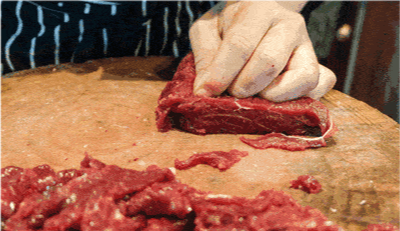 新鲜的牛肉突然“跳动”，是感染了寄生虫？内行人：可别犯傻扔了