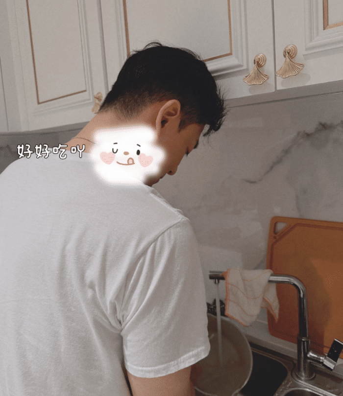 林峰|张馨月晒露营视频,与林峯互相投喂,被老公搂在怀里高调秀恩爱