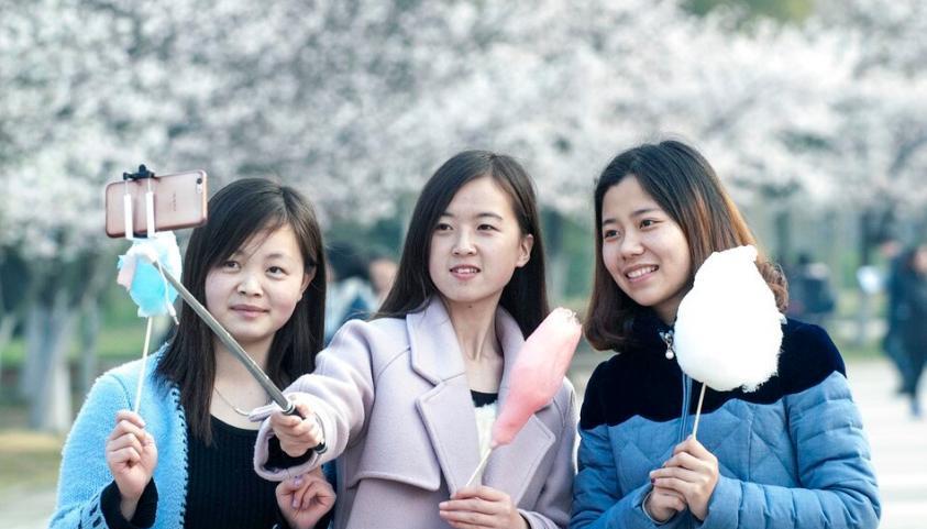 女生吐槽学校上厕所排长队:10个坑位保洁占6个,属实有些欺负人