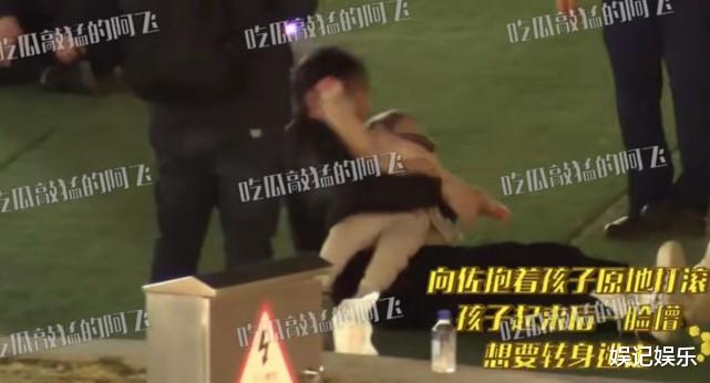 向佐|向太一家五口现身,向佐抱女儿在地上打滚,cora一脸懵走开太可爱