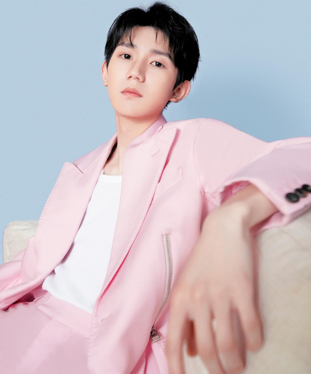 王俊凯|TFBoys的新年照太破防!王俊凯王源穿西装秀默契,虎年春晚不合体