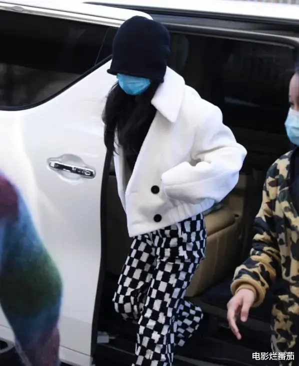 春晚|春晚四次联排：赵丽颖一笑迷人，张小斐美目顾盼，朱一龙走路生风