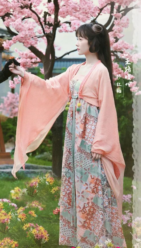 护肤品 五彩斑斓影楼风？苍兰诀服道化遭网友吐槽：塑料感太重了