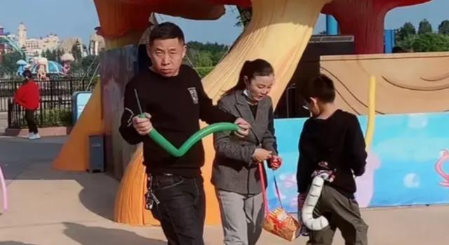 |孙卓成家中“模范”,带姐弟俩练字,用山东话警告卓妈“别偷拍”